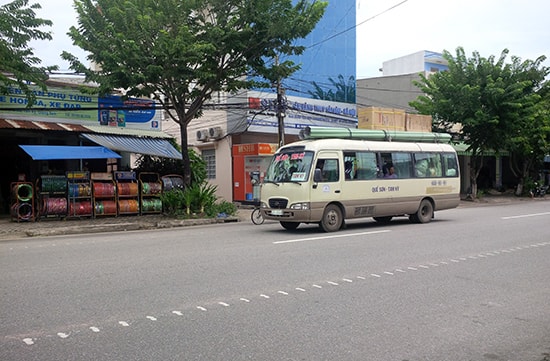 Đến sáng ngày 15.9, các đơn vị kinh doanh xe buýt chưa có động thái giảm giá.          Ảnh: XUÂN KHÁNH