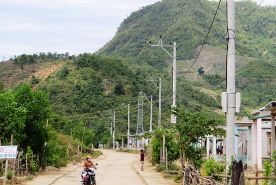 Thôn Tam Hiệp đã có điện lưới quốc gia. Ảnh: H.LIÊN