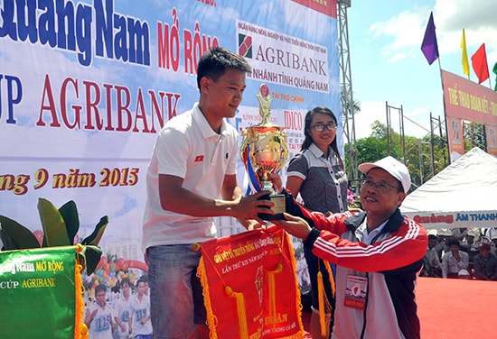 Tổng Biên tập Báo Quảng Nam Lê Văn Nhi trao cúp toàn đoàn cho Trung tâm Huấn luyện quốc gia Đà Nẵng