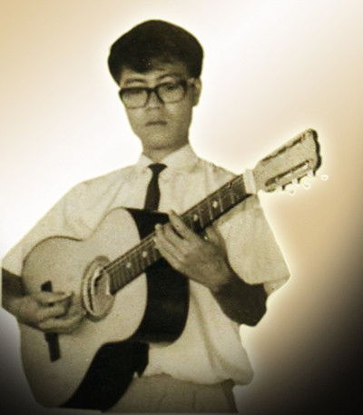 Nhạc sĩ Vũ Đức Sao Biển cùng cây đàn ghi ta năm 20 tuổi.
