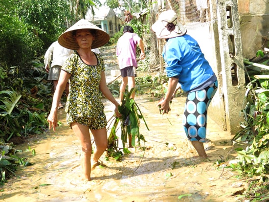 Người dân ở Đại Lộc chung tay khắc phục hậu quả sau đợt lũ lụt xảy ra vào năm ngoái. Ảnh: Bích Liên