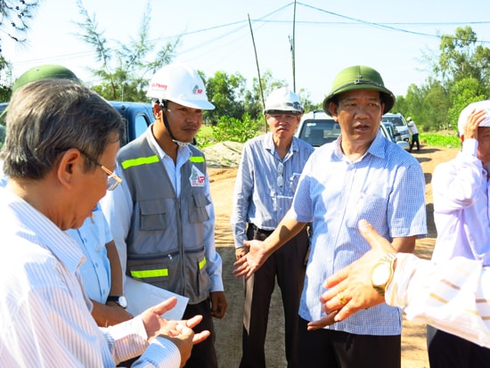 Chủ tịch UBND tỉnh Đinh Văn Thu kiểm tra tiến độ đầu tư các dự án trọng điểm vùng đông.Ảnh: T.DŨNG