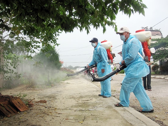 Phun thuốc khử trùng, diệt muỗi ngăn chặn sốt xuất huyết bùng phát ở Duy Xuyên. Ảnh: PHI THÀNH