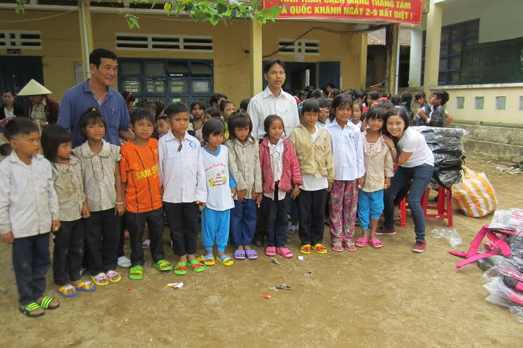 Đại diện tổ chức Trẻ em Việt Nam chụp ảnh lưu niệm cùng với những học sinh được nhận quà.