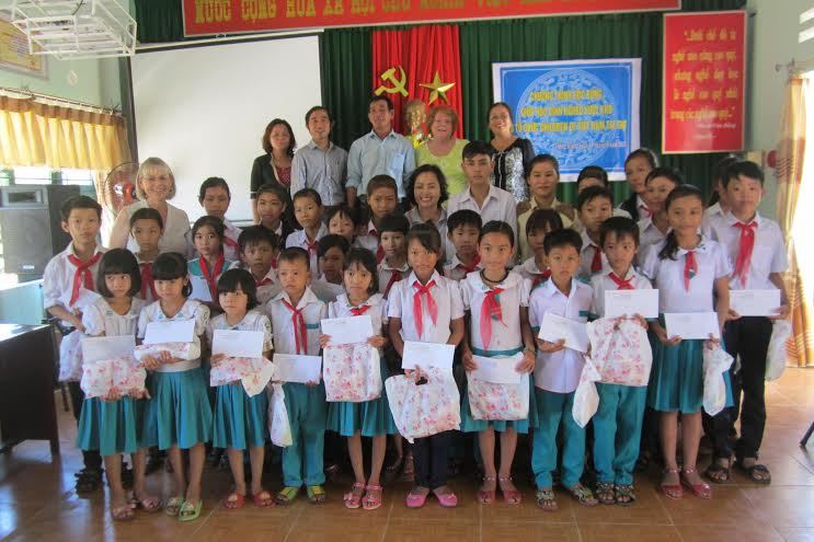 Học sinh PTDTBT tiểu học và THCS xã Trà Vinh (Nam Trà My) nhận quà tặng.