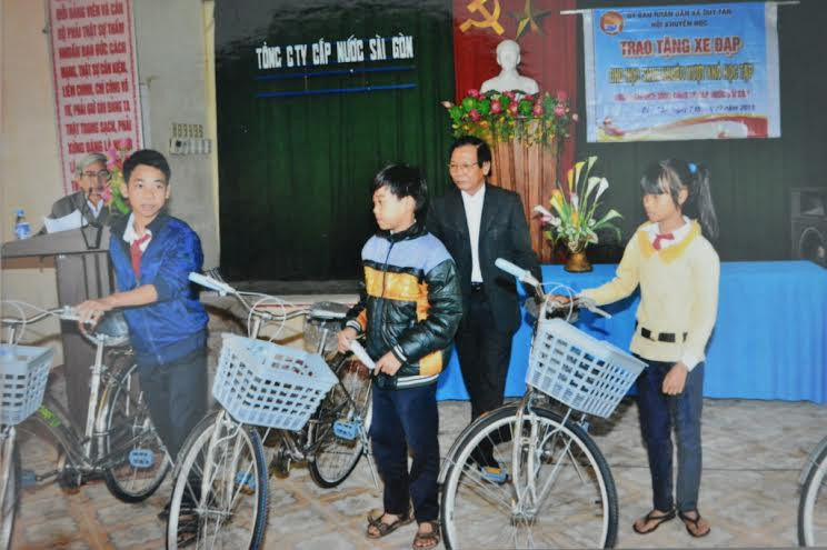 Trao tặng xe đạp cho học sinh nghèo vượt khó. Ảnh: HKH xã Duy Tân cung cấp.