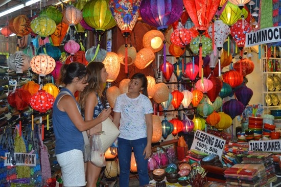 Developing tourism via the products of industry and  handicraft in Hoi An. 