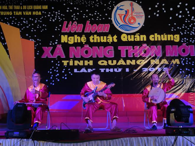 Hòa tấu nhạc cụ dân tộc của đoàn nghệ thuật quần chúng xã Tam Phước, huyện Phú Ninh.