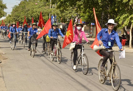 Các thí sinh hành quân trong phần thi dịch mật thư. Ảnh: PHAN TUẤN