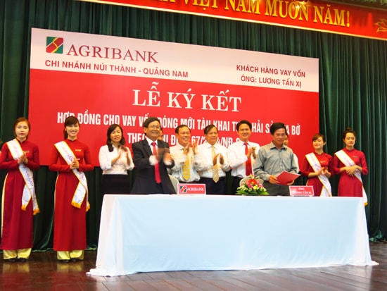 Agribank Quảng Nam ký kết tài trợ vốn để ngư dân phát triển đội tàu đánh bắt xa bờ.Ảnh: T.P