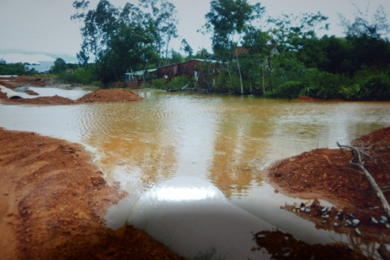 Dự án khu tái định cư xã Tam Quang đang thi công, mỗi khi mưa xuống gây ngập úng ngôi nhà ông Dân. Ảnh: T.H