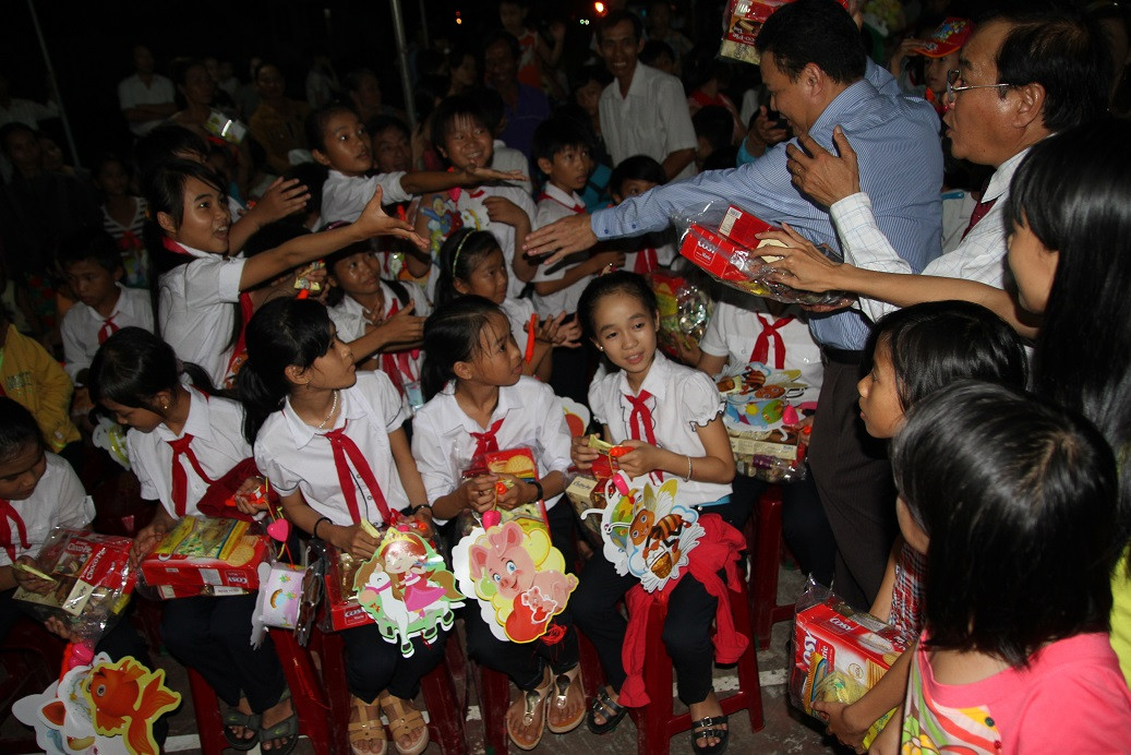 Phó Chủ tich UBND tỉnh Lê Văn Thanh trao quà cho các em tại đêm hội Trung thu