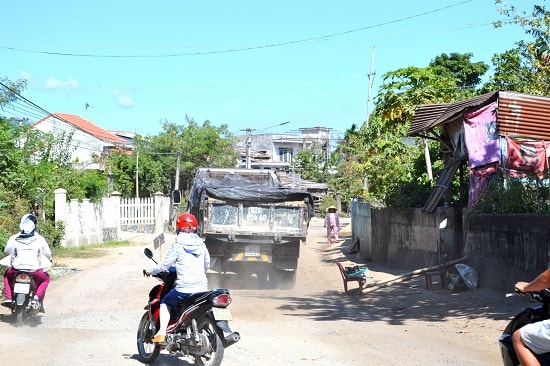 Mỗi lần xe tải chạy qua là bụi bay mù mịt.