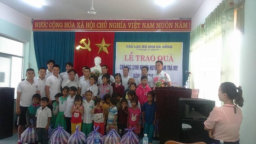 CLB SHB Đà Nẵng trao quà cho các em học sinh nghèo tại huyện Nam Trà My.