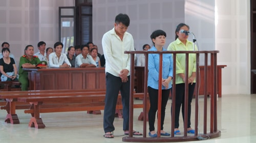 Các bị cáo trước vành móng ngựa