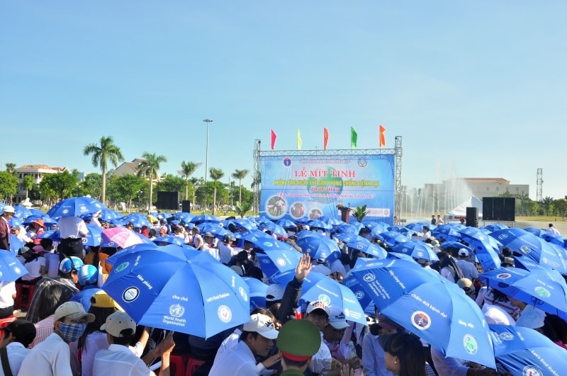 Đông đảo cán bộ, học sinh tham dự lễ mít tinh. Ảnh: VINH ANH