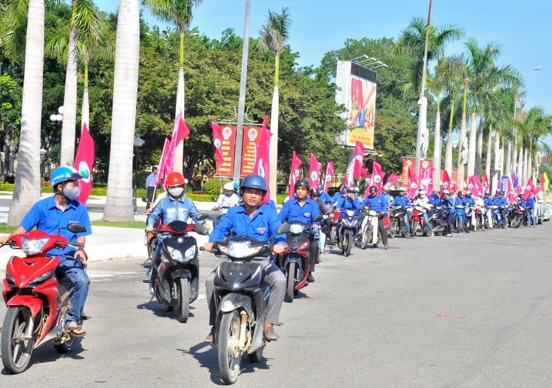 Các đoàn viên thanh niên TP.Tam Kỳ tuyên truyền phòng chống bệnh dại. Ảnh: VINH ANH