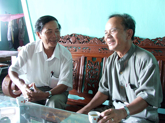Nhà văn Nguyễn Bá Thâm trò chuyện với ông Hồ Văn Điều.                  Ảnh: LÂM BÌNH THÁI