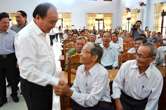 Phó Thủ tướng Nguyễn Xuân Phúc ân cần hỏi thăm bà con cử tri.