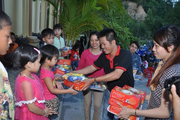 Tặng quà trung thu cho thiếu nhi nghèo học giỏi.