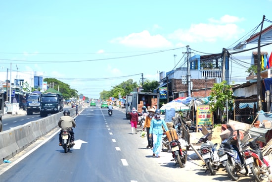 Lòng đường QL1, đoạn qua khu dân cư Kế Xuyên (Thăng Bình) bị xâm hại nghiêm trọng. Ảnh: C.T