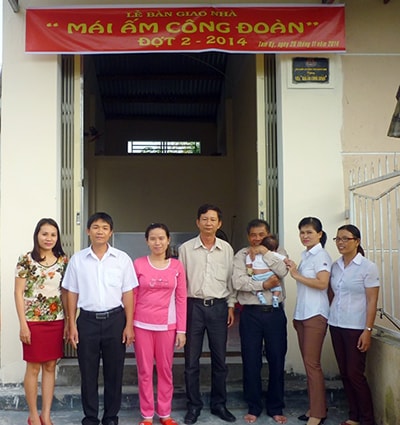 Chị Ngyễn Thị Thùy  được bàn giao nhà “Mái ấm công đoàn” năm 2014.