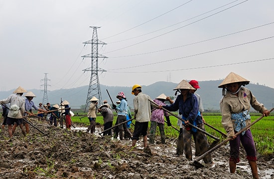 Người dân xã Duy Sơn (Duy Xuyên) ra quân thực hiện chủ trương dồn điền đổi thửa. Ảnh: VINH ANH