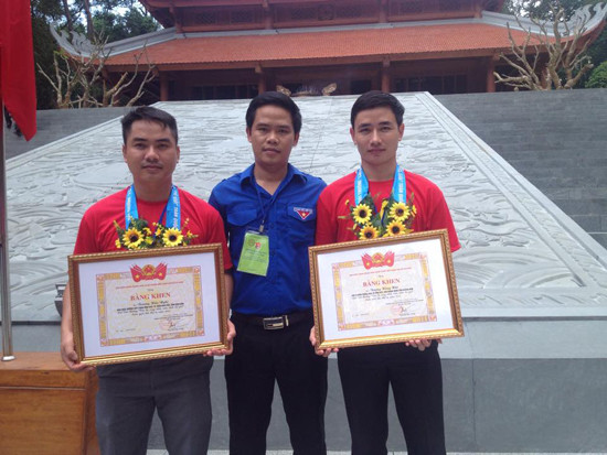 Anh Phan Thanh Thanh (trái) và Trương Hồng Hải (phải) được Trung ương Đoàn tuyên dương “Cán bộ, công chức, viên chức trẻ giỏi” toàn quốc lần thứ II năm 2015.  Ảnh: LÊ THIÊN NGÂN