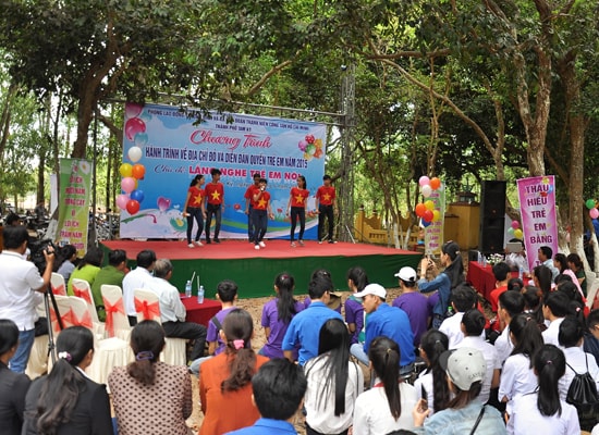 Thành đoàn Tam Kỳ phối hợp với Phòng LĐ-TB&XH thành phố tổ chức trong chương trình Hành trình về địa chỉ đỏ và diễn đàn quyền trẻ em năm 2015 với chủ đề “Lắng nghe trẻ em nói”. Ảnh: VINH ANH