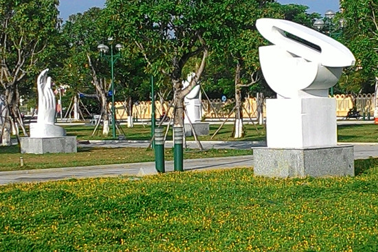 Một tác phẩm điêu khắc đặt tại vườn tượng Quảng trường 24.3. Ảnh: HÒA NAM