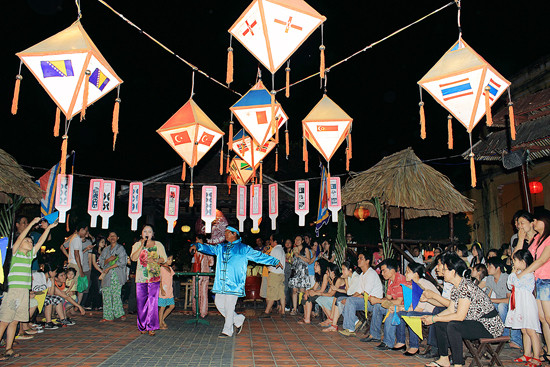 Vùng đất giàu truyền thống văn hóa, Quảng Nam có nhiều lợi thế để phát triển. TRONG ẢNH: Hát bài chòi ở Hội An. Ảnh: L.T.KHANG
