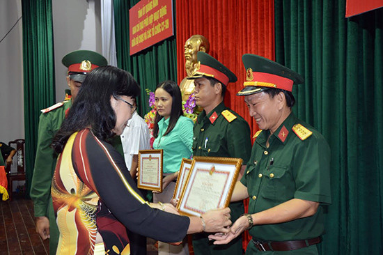 Trưởng Ban Dân vận Tỉnh ủy Nguyễn Thị Kim Dung trao thưởng cho các tập thể, cá nhân có thành tích xuất sắc trong công tác phối hợp hoạt động, giai đoạn 2011-2015.