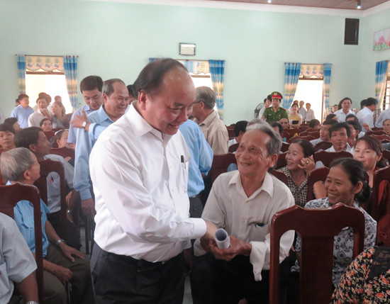 Phó Thủ tướng Nguyễn Xuân Phúc trò chuyện, tìm hiểu tâm tư nguyện vọng của cử tri Duy Xuyên.  Ảnh: VĂN SỰ