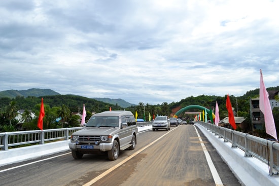 Cầu Sông Trường dẫn qua khu hành chính mới huyện Bắc Trà My là một trong những công trình góp phần giải quyết tình trạng bị mưa lũ chia cắt. Ảnh: CÔNG TÚ