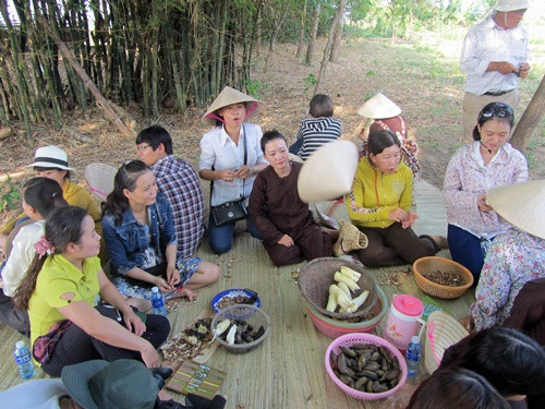 Cùng nhau thưởng thức các món ăn dân dã của dân làng Triêm Tây là khoai nướng, bắp nướng