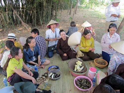 Cùng nhau thưởng thức các món ăn dân dã của dân làng Triêm Tây là khoai nướng, bắp nướng