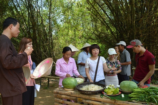 Ghé thăm vườn cộng đồng, nơi trình diễn các mô hình trồng rau sinh thái của các tình nguyện viên nước ngoài