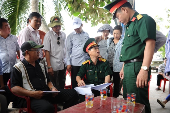 Lãnh đạo Bộ chỉ huy Quân sự tỉnh  và lãnh đạo TP. Hội An tìm giải pháp hợp lý để mở các điểm dừng chân. Ảnh: Minh Hải