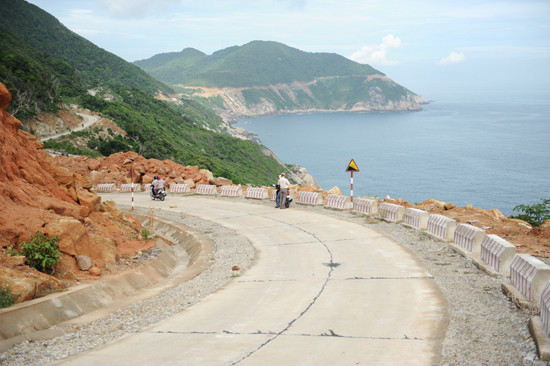 Cả tuyến đường dài 37 km cho du khách thưởng ngoạn nhiều cảnh quan hấp dẫn Cù Lao Chàm. Ảnh: Minh Hải