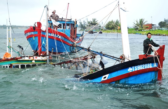 tàu cá QNa 90208 đang rất cần vốn để sửa chữa, đưa vào tái sản xuất. Ảnh: V.QUANG