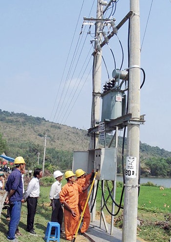 Công ty Điện lực Quảng Nam không ngừng đầu tư, cải tạo, nâng cấp hệ thống lưới điện nông thôn.  Ảnh: ĐẶNG HÙNG