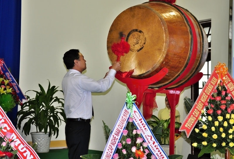 Phó Chủ tịch UBND tỉnh Lê Văn Thanh đánh trống khai giảng năm học mới. Ảnh: VINH ANH