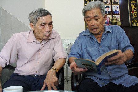 Thiếu tướng Lê Kế Lâm (bên trái) trong cuộc trao đổi xung quanh các góp ý vào Dự thảo văn kiện ĐH Đảng XII.
