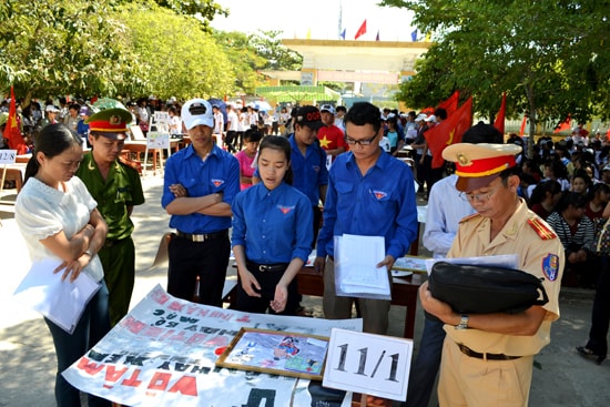 Đẩy mạnh tuyên truyền pháp luật về trật tự ATGT trong học sinh ở Điện Bàn. Ảnh: C.T