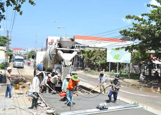  Nhà thầu đổ bê tông xi măng mặt đường ĐT609, phía tây cầu Ái Nghĩa. Ảnh: C.TÚ