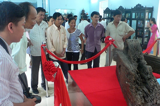 Đông đảo người dân và du khách xem trưng bày hiện vật từ tàu đắm Cù Lao Chàm. Ảnh: Quốc Hải