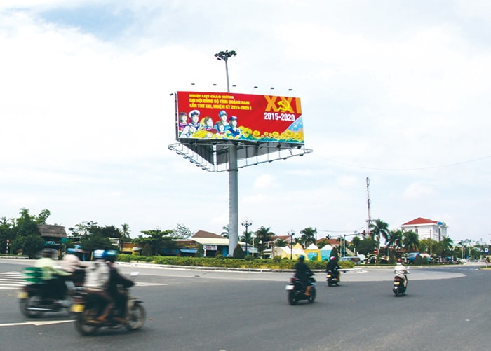 Pa nô tuyên truyền Đại hội Đảng bộ tỉnh tại ngã tư Nguyễn Hoàng, cửa ngõ phía bắc của TP.Tam Kỳ Ảnh: THÀNH CÔNG