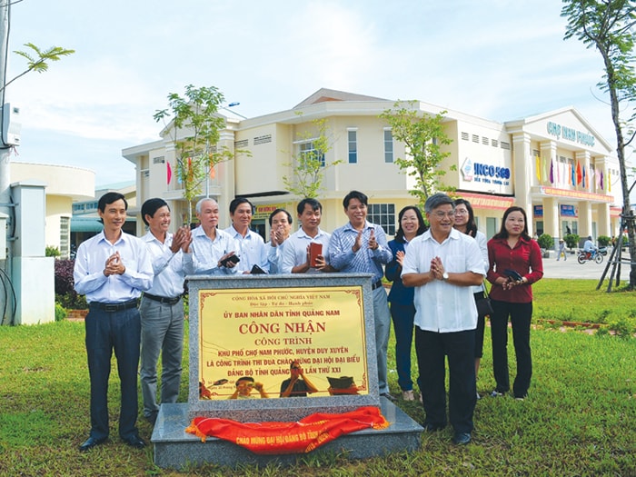 Công trình Khu phố chợ Nam Phước - Duy Xuyên với quy mô 20 ha, vốn đầu tư gần 200 tỷ đồng được gắn biển công trình chào mừng Đại hội Đảng bộ tỉnh.Ảnh: VĂN SỰ 