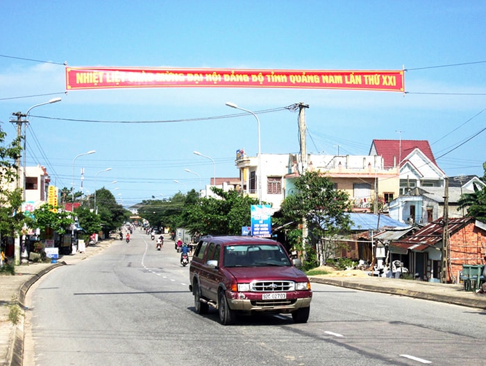 Nhiều tuyến đường ở huyện Duy Xuyên giăng băng rôn chào mừng Đại hội Đảng bộ tỉnh. Ảnh: VĂN SỰ