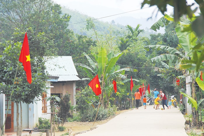 Dọc thôn Bút Tưa (xã Sông Kôn, Đông Giang), cờ đỏ được người dân treo trước nhà từ nhiều ngày nay để đón chào Đại hội Đảng bộ tỉnh.  Ảnh: ALĂNG NGƯỚC